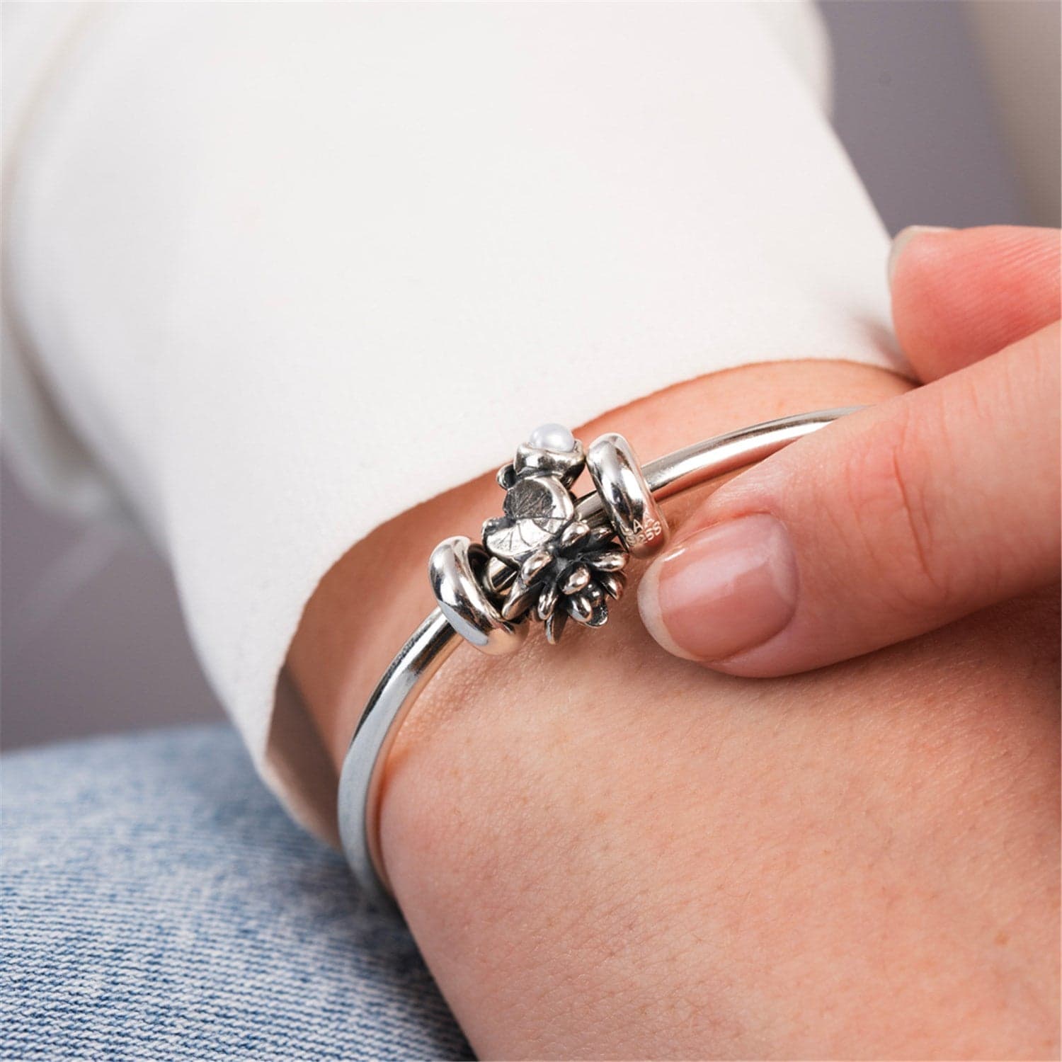 Water Lily of July Bangle - M 2